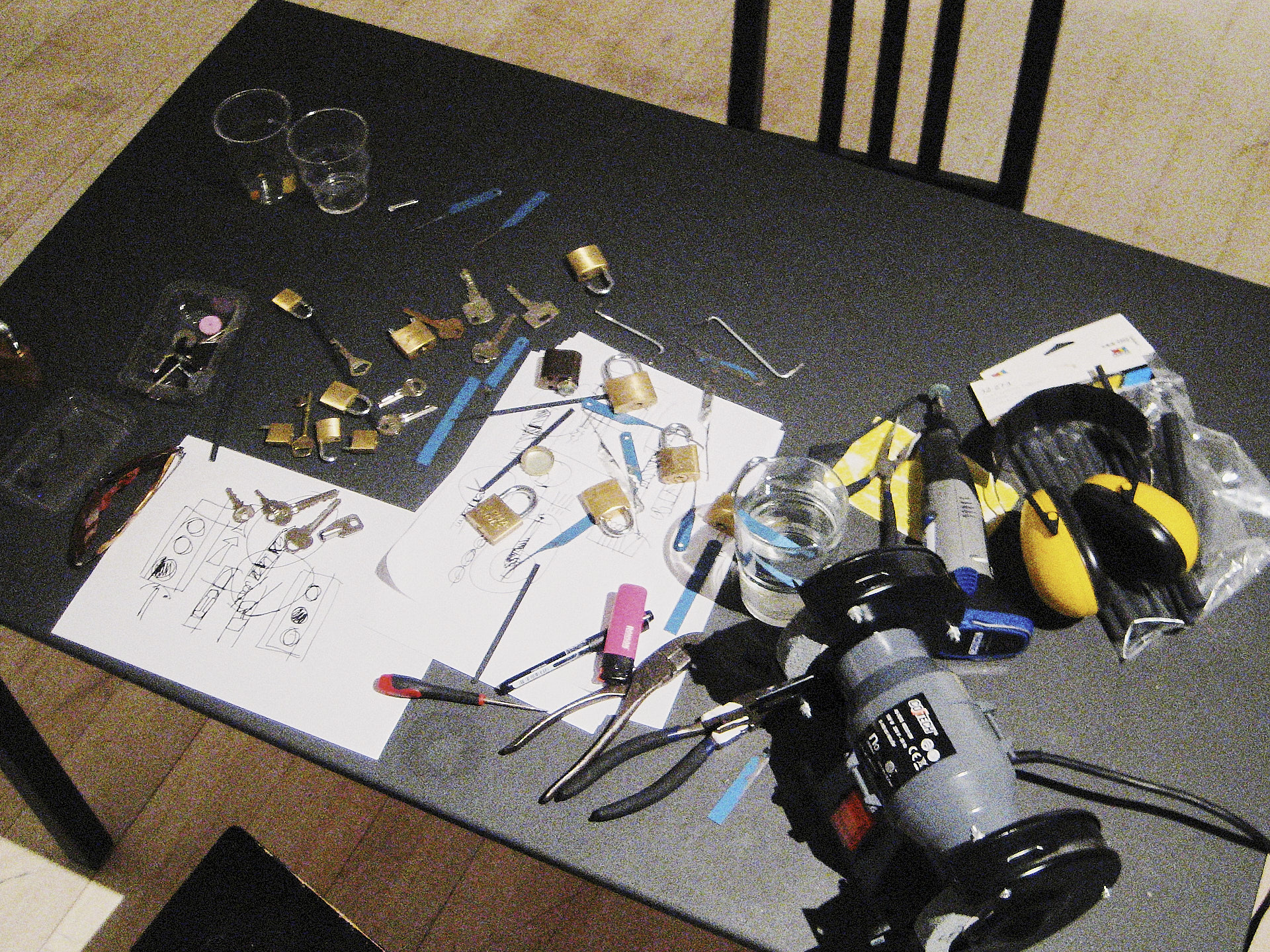 Image 2 of 4 from Lockpicking lessons - Click to view full size